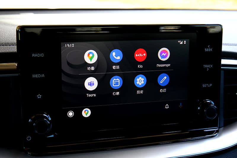 中控螢幕依舊為8吋，但有增加無線Apple Carplay/Android Auto功能。