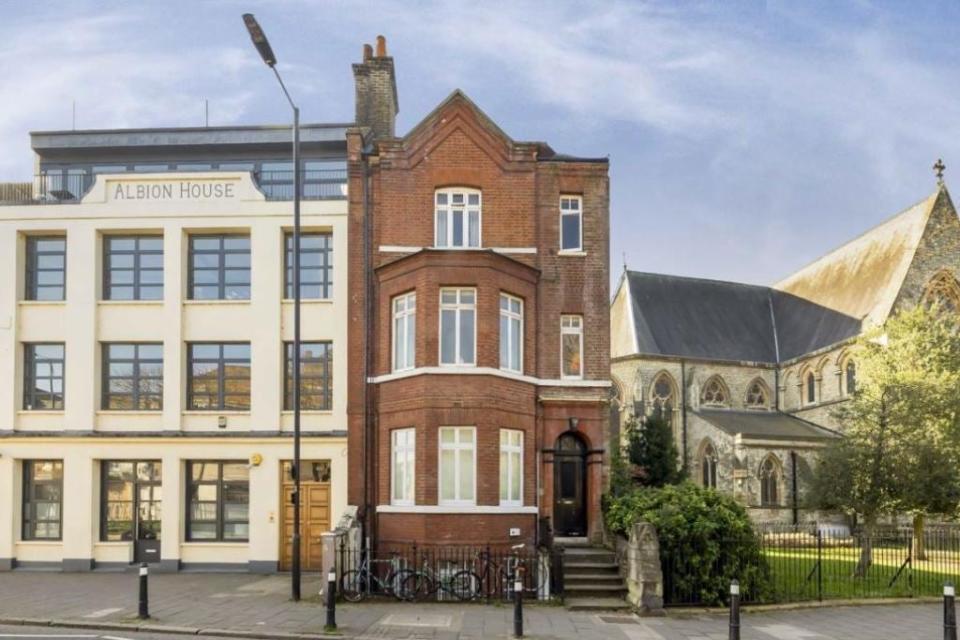 <p><strong>£425,000: </strong>a 5% deposit is just over £21k. Approx. salary needed is £90,000. Just opposite Clissold Park, the one-bedroom flat is for sale through Dexters</p> (Dexters)