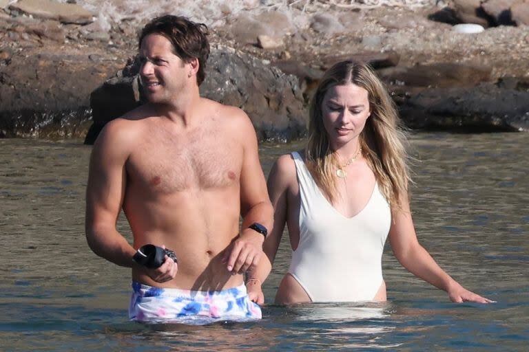 Margot Robbie y Tom Ackerley fueron fotografiados llegando a la isla de Sifnos, antes de sumergirse en las cálidas aguas del mar Egeo