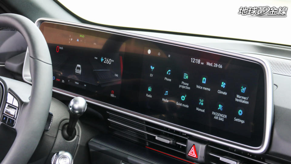 雙12.3吋螢幕組成的數位顯示介面同時提供Ioniq 6駕駛資訊顯示以及多媒體資訊系統控制功能。(攝影/ 陳奕宏)