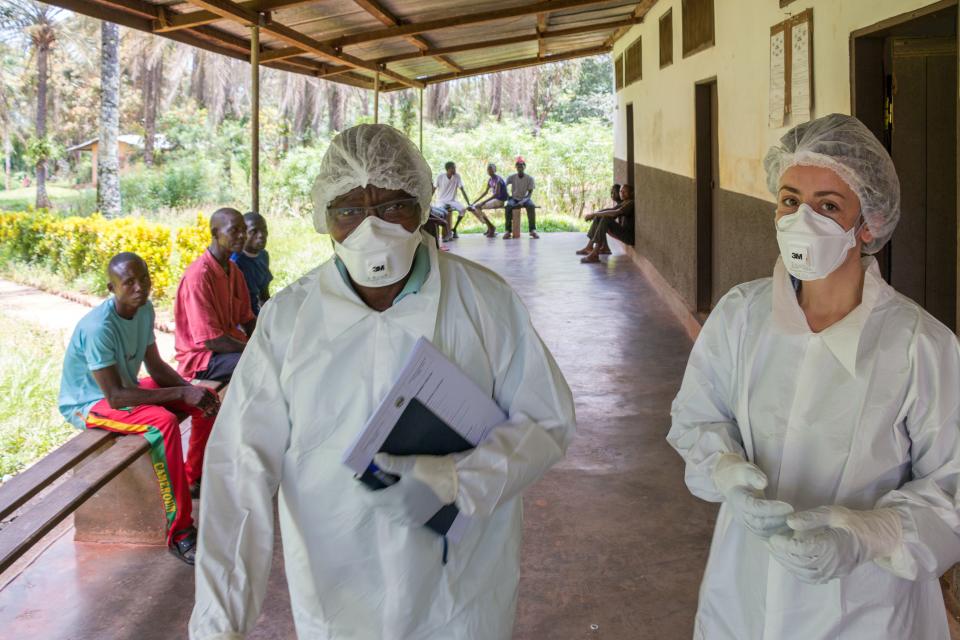 <span class="caption">Emmanuel Nakoune et Camille Besombes à Zoméa, dans la Lobaye, en RCA, pour une investigation d’épidémie de variole du singe.</span> <span class="attribution"><span class="source">Jean Marc Zokoé</span>, <span class="license">Author provided</span></span>