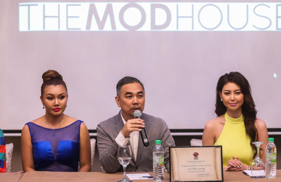 KL Ho (centre) speaks to the media at Sheraton Imperial in Kuala Lumpur. With him are models Geraldine S. Bigar (left) and Chilla Cha. — Picture by Firdaus Latif