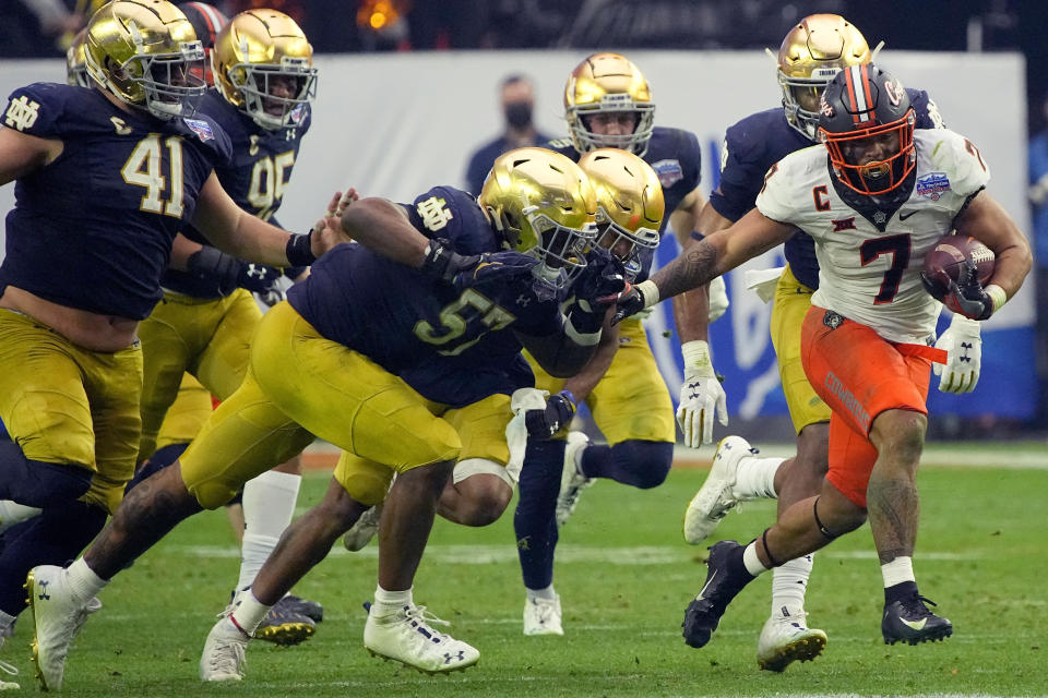 Oklahoma State running back Jaylen Warren (7) runs against Notre Dame during the second half of the Fiesta Bowl NCAA college football game, Saturday, Jan. 1, 2022, in Glendale, Ariz. (AP Photo/Rick Scuteri)