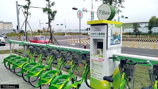 南市交通局於市圖總管及裕文圖書館新增T-bike站點，於元旦正式開張啟用。（記者李嘉祥攝）