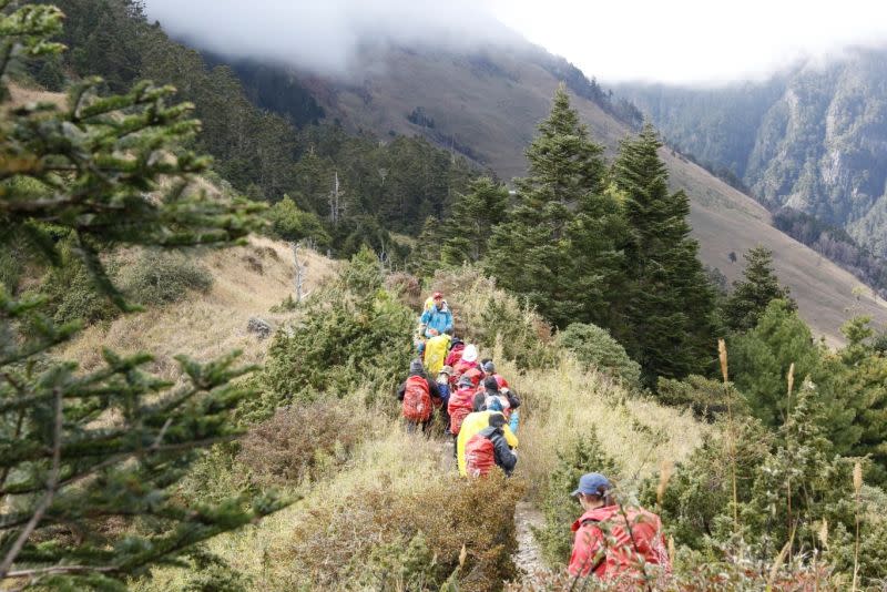 ▲台北市中山國小老師日前帶學生攻頂雪山，只差500公尺時卻果斷率隊下撤，原因曝光被山友讚翻。（圖／崔德龍老師提供）