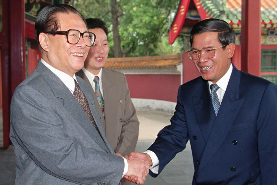 FILE - Then Cambodian Second Prime Minister Hun Sen, right, is greeted by then Chinese President Jiang Zemin at the Zhongnanhai leaders compound in Beijing, July 19, 1996. Chinese state TV said Wednesday, Nov. 30, 2022, that Jiang has died at age 96. (AP Photo/Greg Baker, Pool)