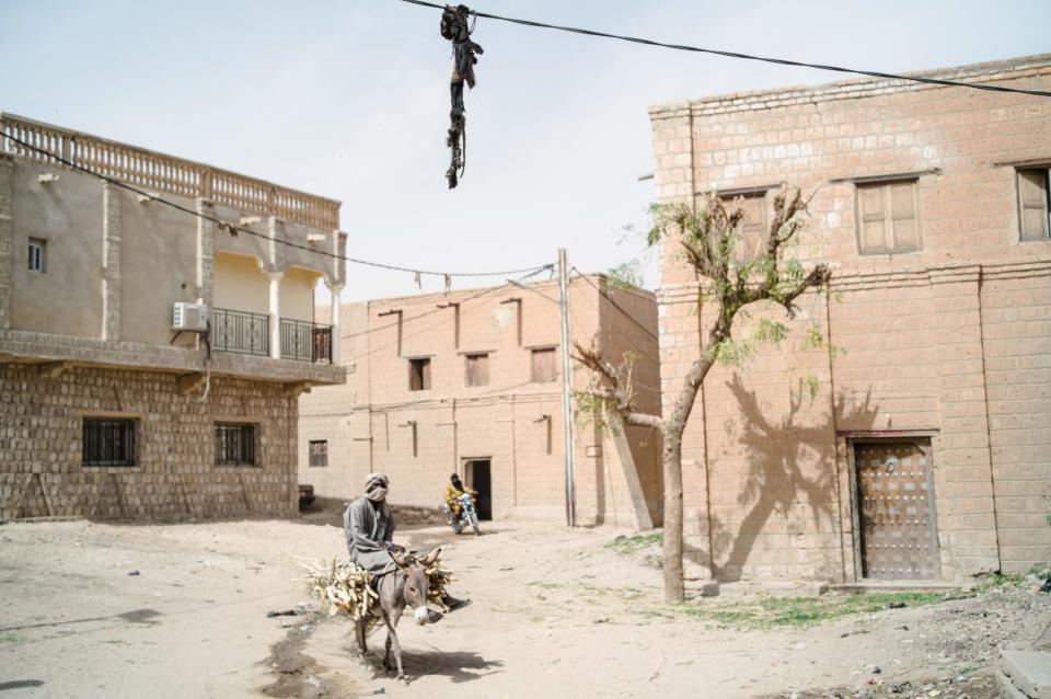 <p>Una vez atrapados no hay perdón posible. Los niños despellejan a los animales, los cocinan y arrojan la piel sobre los cables eléctricos. (Photo by FLORENT VERGNES/AFP via Getty Images)</p> 