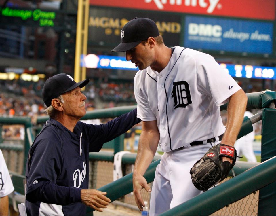 El ex gerente de los Tigres de Detroit, Jim Leyland, palmea a Max Scherzer en la espalda cuando llega al banquillo después de terminar la sexta entrada contra los Orioles de Baltimore en Detroit el lunes 17 de junio de 2013.