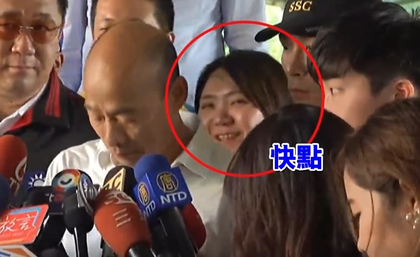 高雄市一名女議員似乎催促著隨扈趕快拍下特勤吳彥祖。（圖／東森新聞）