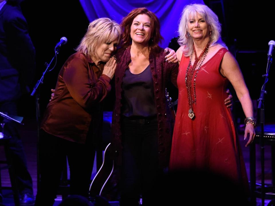 Lucinda Williams, left, onstage with Rosanne Cash, centre, and Emmylou Harris, 2015 (Getty)