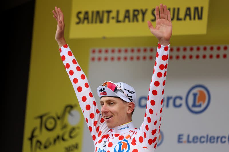 Foto del sábado del ciclisya del UAE Team Emirates Tadej Pogacar celebrando en el podio tras ganar la etapa 14 del Tour de Francia