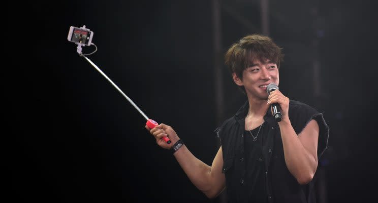 Hwang Chi-yeul takes a 'wefie' with fans in Singapore. (Photo: Yahoo Lifestyle Singapore/Bryan Huang)