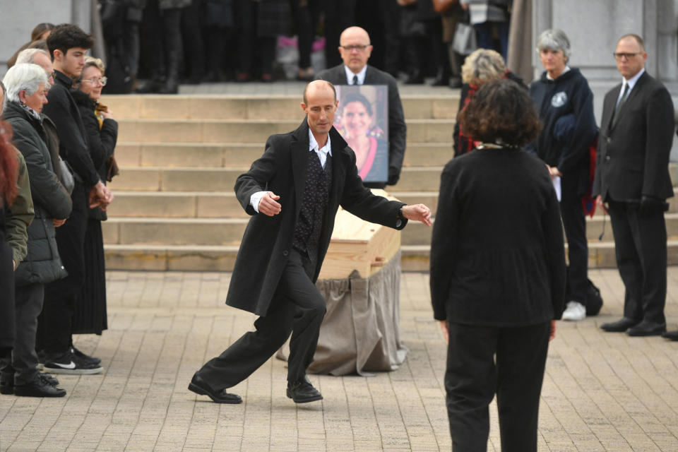 Le partenaire d’Agnès Lassalle danse seul près du cercueil de sa femme, lors de la cérémonie funéraire. La danse était l’une des grandes passions de sa femme. 