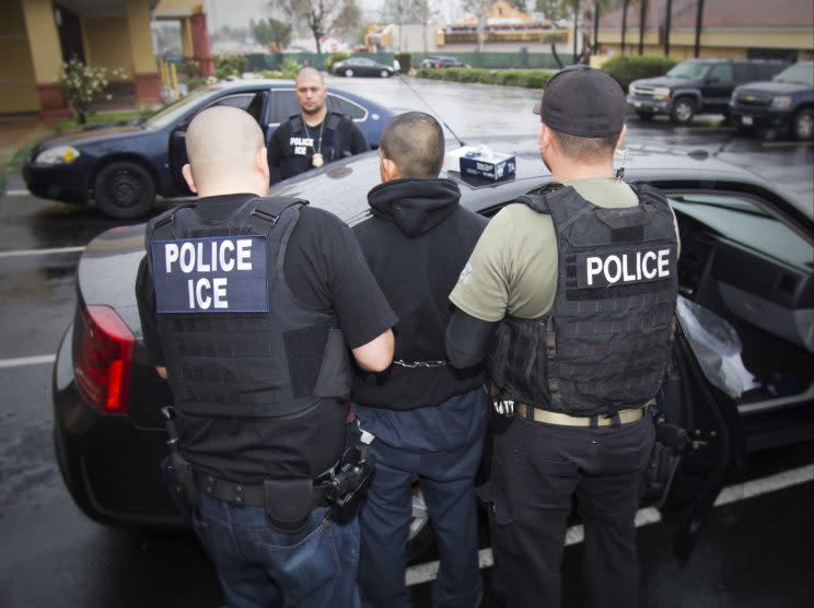 Festnahme eines illegalen Einwanderers (Bild: U.S. Immigration and Customs Enforcement via AP)