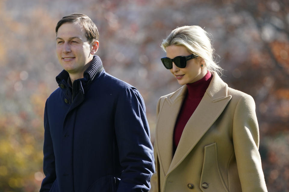 El asesor de la Casa Blanca Jared Kushner e Ivanka Trump, hija del presidente Trump, caminan por el South Lawn de la Casa Blanca, en Washington, el 29 de noviembre de 2020, tras bajar del Marine One a su regreso de Camp David. (AP Foto/Patrick Semansky)