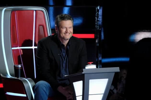 Coach Blake Shelton was all smiles after he watched the contestants quick mic-drop recovery. Source: NBC
