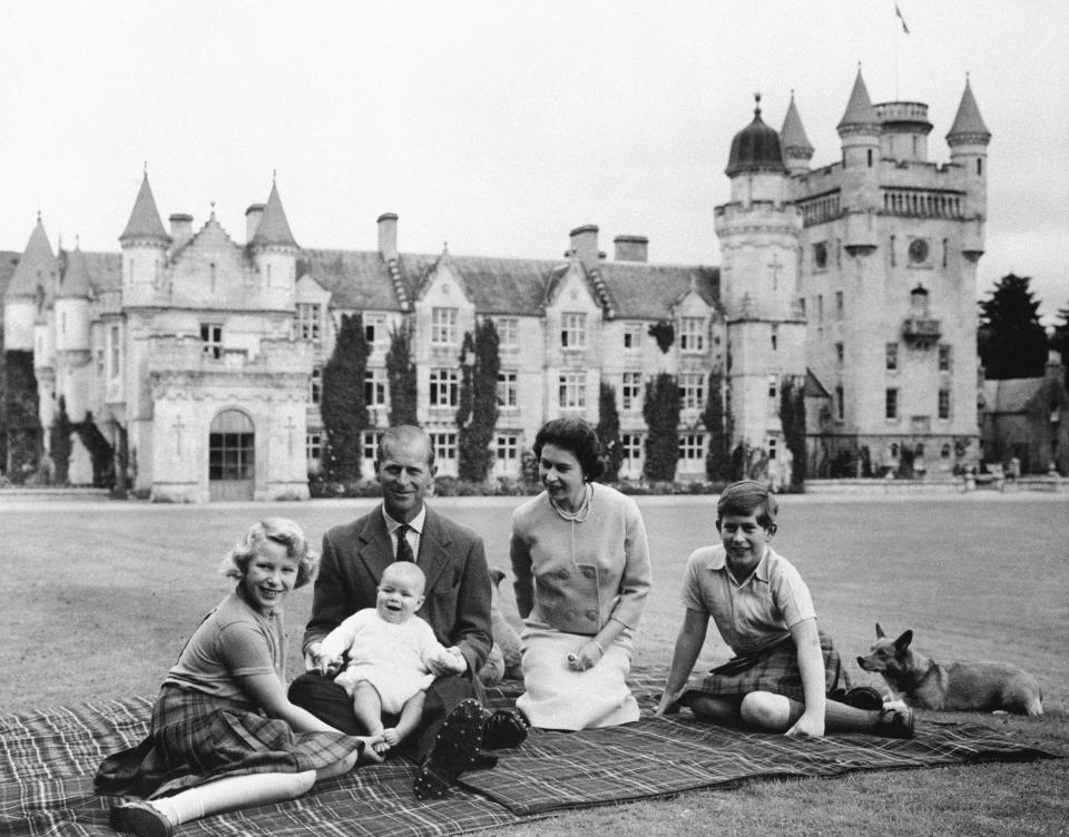 ARCHIVO – La reina Isabel II, el príncipe Felipe y sus hijos el príncipe Carlos, la princesa Ana y el príncipe Andrés posan para un retrato en el jardín del Castillo de Balmoral en Escocia en septiembre de 1960. La reina Isabel II ha sido comparada como el pegamento invisible que mantenía junto al Reino Unido. Algunos consideran que el reinado de Carlos III verá cómo esos lazos se sueltan, lo que dará un mayor impulso a la búsqueda de independencia de Escocia. (Foto AP, archivo)