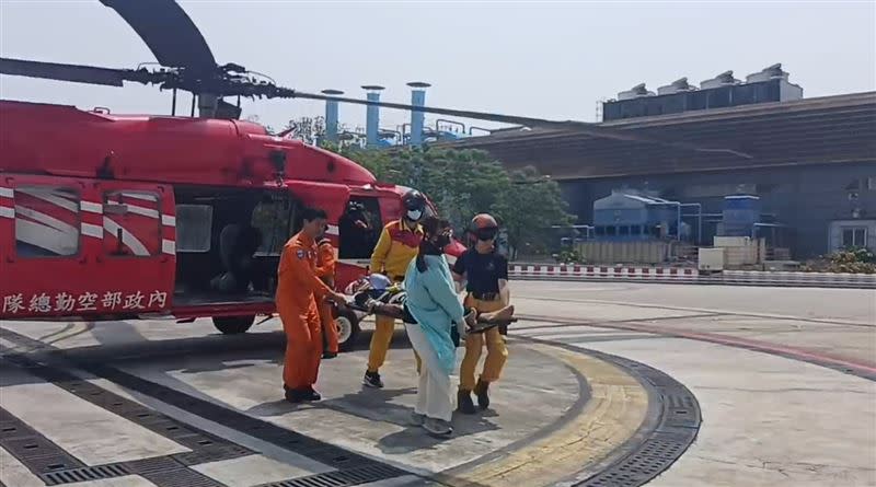 中橫便道沿線佈滿落石，空勤直升機出動支援將頭部送重創的陸姓男子後送下山到童綜合醫院。(圖／翻攝畫面)