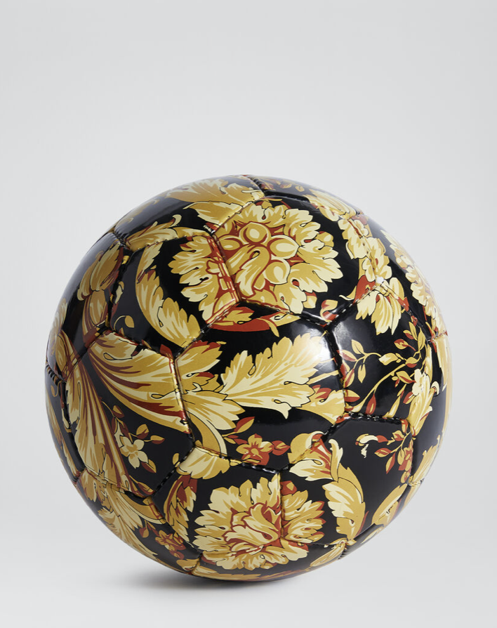 Der Versace-Barocco-Fußball ist 160 Euro wert. (Bild: Versace/Online Shop)