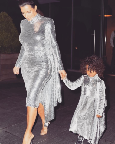 <p>Nori et Kim étaient assorties pour assister à un concert de Kanye avec leurs robes Vetements. La robe de Kim est vendue 11161$, et nous sommes certaines que celle de North n’est pas moins chère. [Photo : Kim Kardashian/ Instagram] </p>