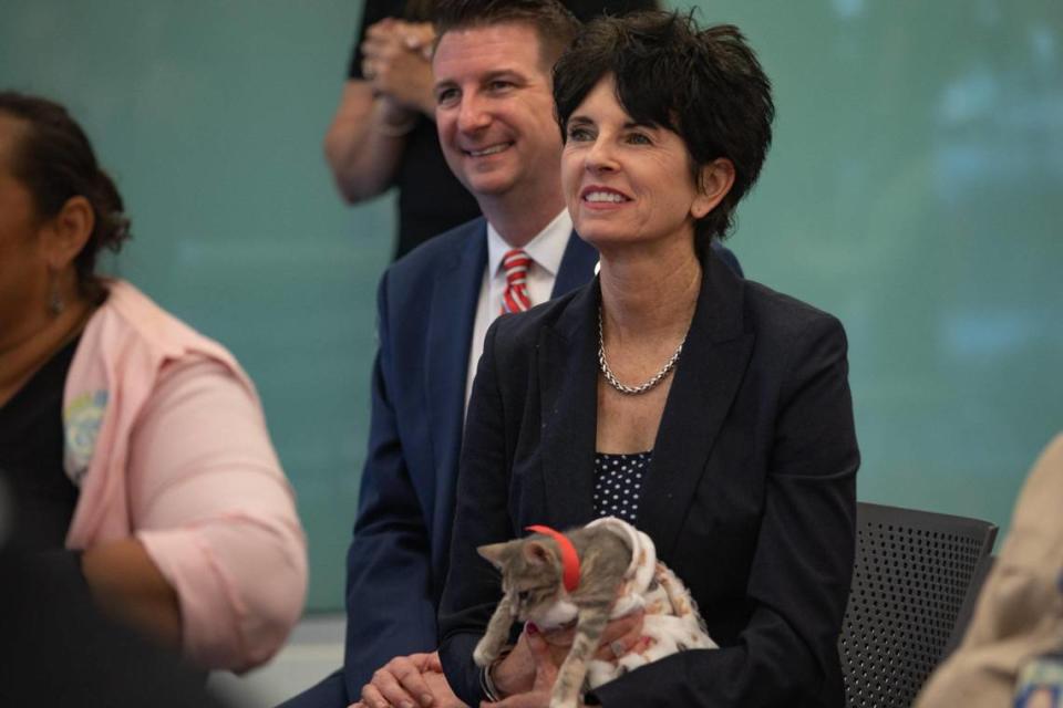 Bronwyn Stanford, directora de ASD, escucha durante una rueda de prensa mientras sostiene a la gata Tatiana en Pet Adoption & Protection Center de ASD en Doral, la Florida, el jueves 18 de diciembre de 2022.