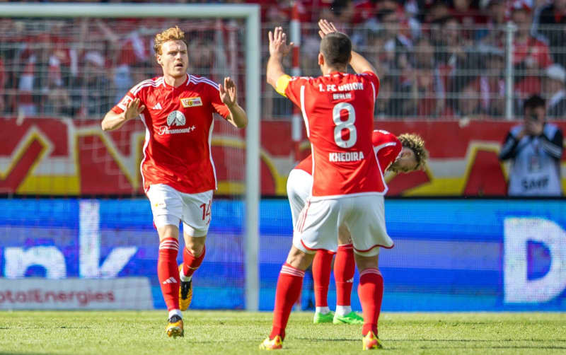 Berlin's Yorbe Vertessen (L) celebrates with teammate Rani Khedira after scoring their side's first goal during the German Bundesliga soccer match between 1. FC Union Berlin and VfL Bochum at An der Alten Foersterei. Andreas Gora/dpa