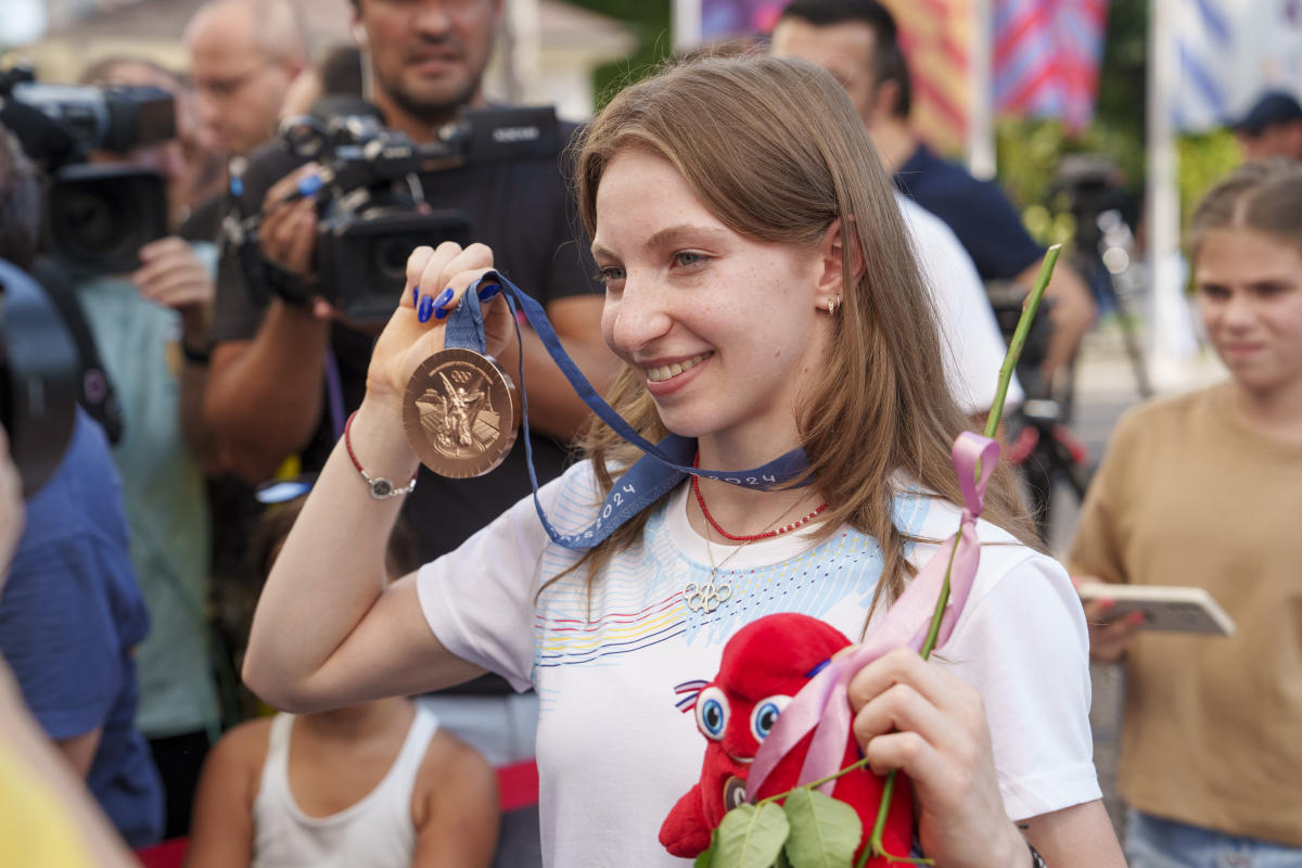 Ana Bǎrbosu receives Olympic bronze medal at ceremony in Romania amid controversy over Chile’s medal in Jordan