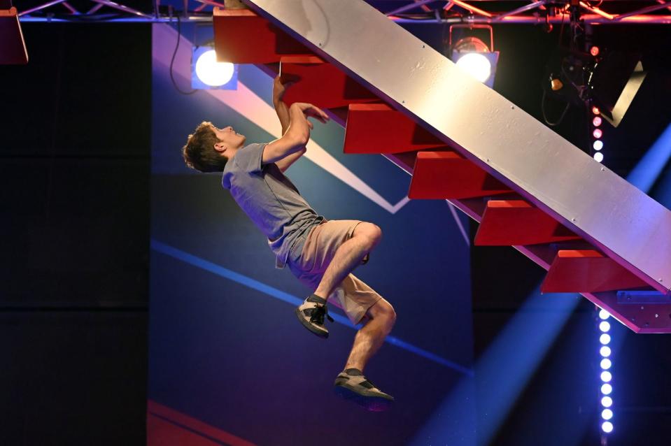 "Wahnsinn, der geht da mit den Händen locker die Treppe hoch, wie andere Leute es nicht zu Fuß schaffen" Jan und Buschi ("Das ist mein persönlicher Favorut!") bewunderten Kim Marschner ausgiebig - und zu Recht. Der Zweite von 2018, 2019 durch Innenbandriss (an der Wand) zum Zuschauen verurteilt, finishte locker und untermauerte seine Titelambitionen. (Bild: TVNOW / Markus Hertrich)