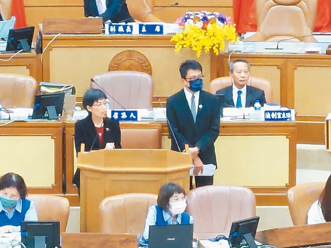 新北市議會5日開臨時會，環保局長程大維（二排右）、工務局長祝惠美（二排左）針對深坑大火與三重大樓傾斜案專案報告。（陳慰慈攝）