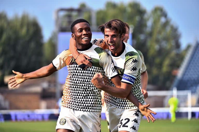 El nigeriano David Okereke festeja su obra de arte junto al capitán de Venezia, Pietro Ceccaroni, en el 2-1 ante Empoli, por la Serie A de Italia