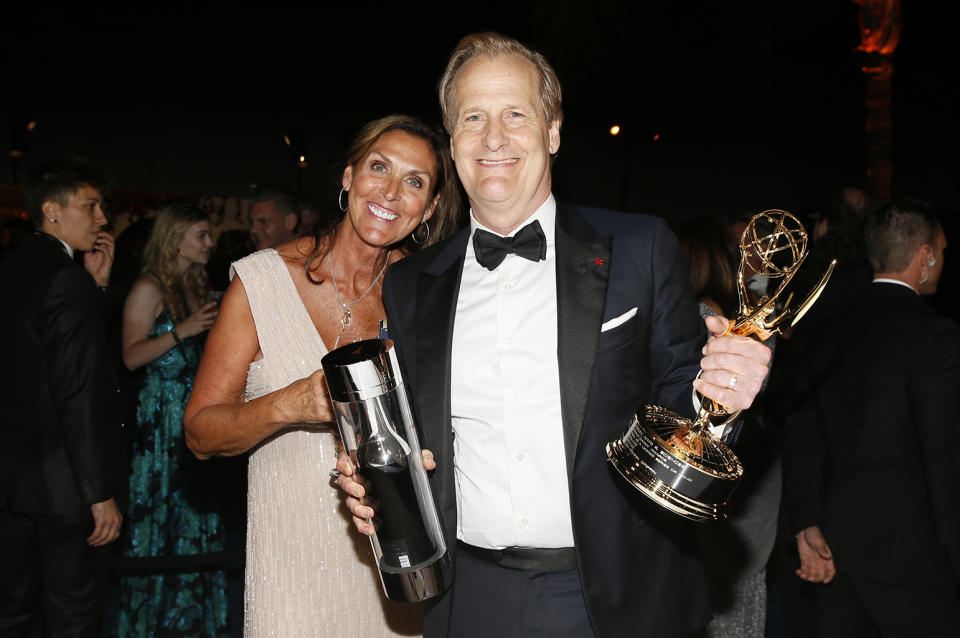 <p><em>Godless</em> star Jeff Daniels celebrated his Emmy win with wife Kathleen Treado at the Governors Ball. His horse, alas, didn’t score an invitation. (Photo: Danny Moloshok/Invision for the Television Academy/AP Images) </p>