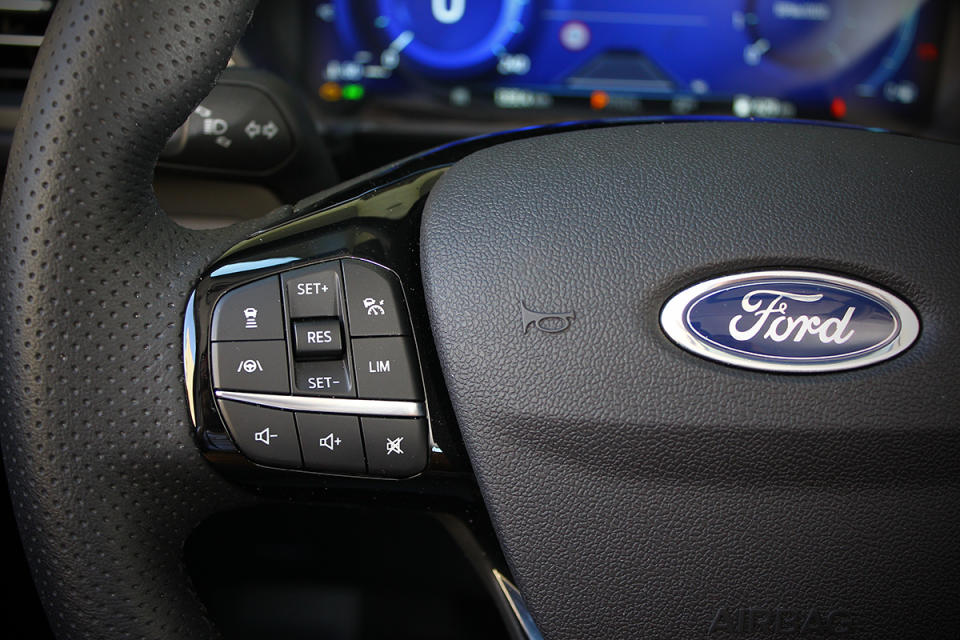 駕駛輔助系統的控制介面多位於方向盤左側，僅以左手拇指便能控制包括啓閉、車速、車距與車道維持等多數系統功能。