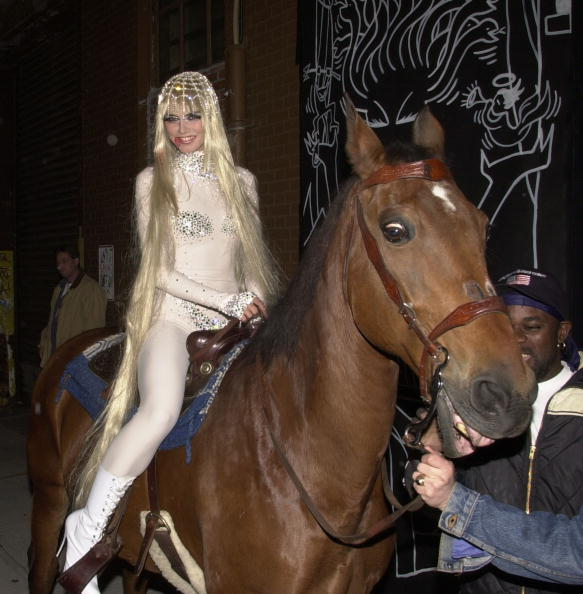 Para 2001 ella representó a Lady Godiva.  