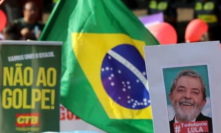 Demonstrators take part in a protest in support of Brazilian President Dilma Rousseff's appointment of former president Luiz Inacio Lula da Silva as her chief of staff, at Paulista avenue in Sao Paulo, Brazil, March 18, 2016. REUTERS/Paulo Whitaker