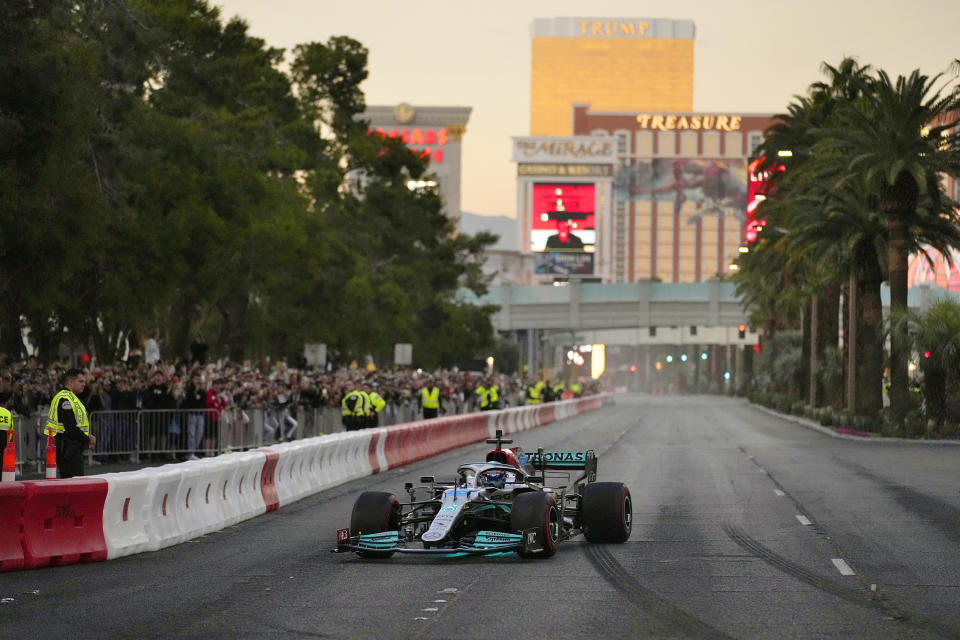 ARCHIVO - George Russell conduce durante una demostración en la franja de Las Vegas Strip en una fiesta de presentación del Gran Premio de Fórmula Uno de Las Vegas el 5 de noviembre de 2022. A medida que el deporte aumenta su popularidad, las carreras de Fórmula Uno se han convertido en una oportunidad para mini festivales musicales. (Foto AP/John Locher, archivo)