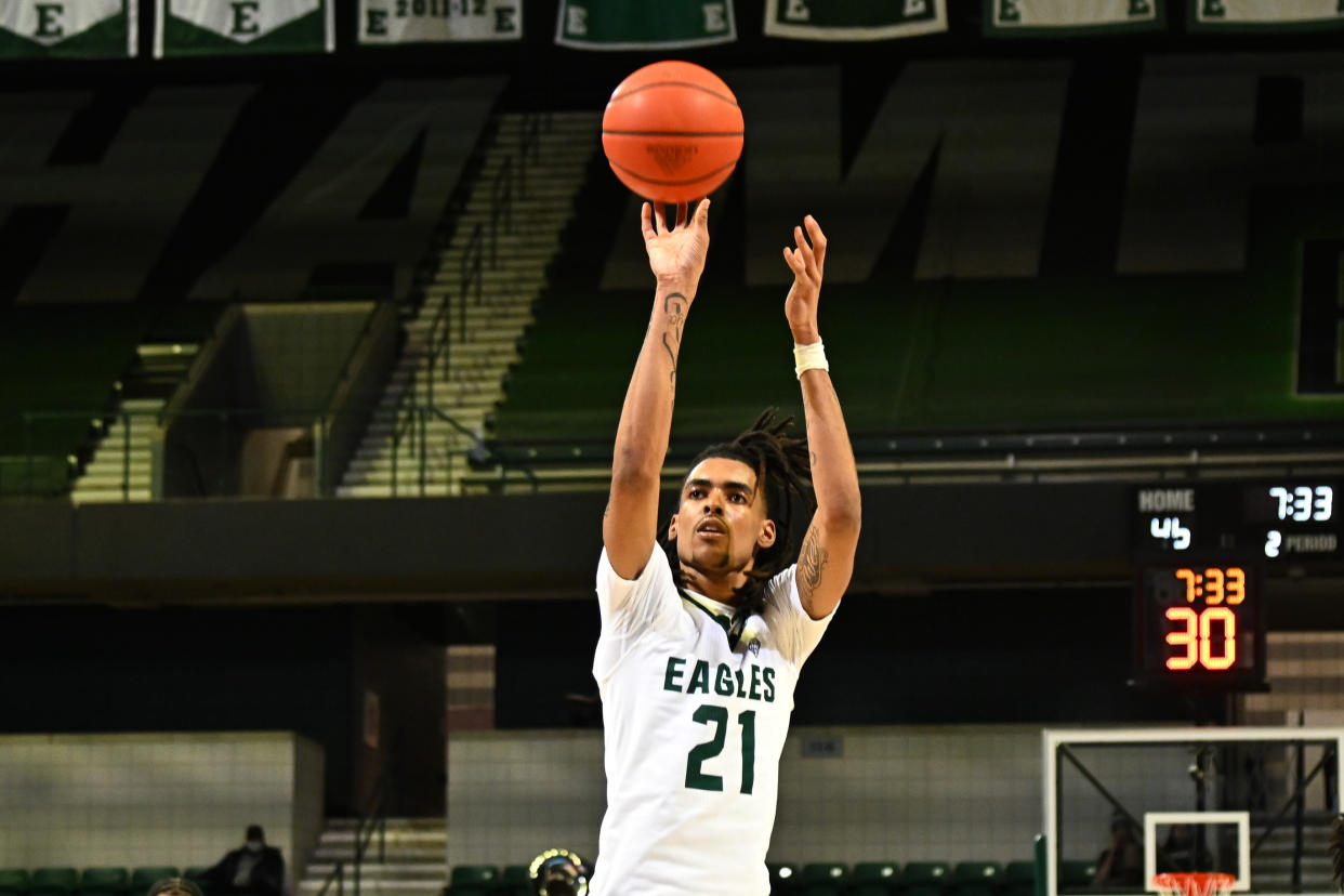 YPSILANTI, MI - JANUARY 17: Eastern Michigan Eagles forward Emoni Bates (21) hits a free throw during the Eastern Michigan Eagles game versus the Kent State Golden Flashes on Tuesday January 17, 2023 at the George Gervin GameAbove Center in Ypsilanti, MI. (Photo by Steven King/Icon Sportswire via Getty Images)