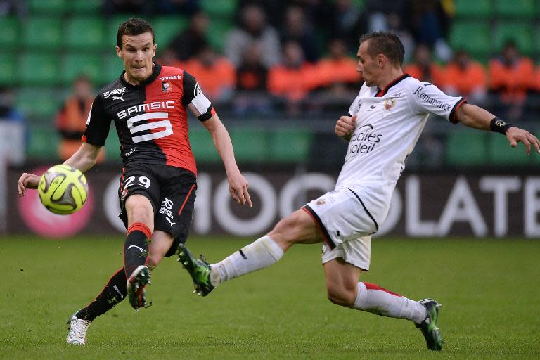 Rennes' French defender Romain Danze (L) vies with Nice's French forward Eric Bautheac during the French L1 football match on April 25, 2015 in Rennes, western France