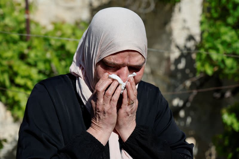 Una mujer palestina reacciona después que las fuerzas israelíes mataran a pistoleros palestinos en una redada, según el ejército israelí, en Naplusa, en la Cisjordania ocupada por Israel