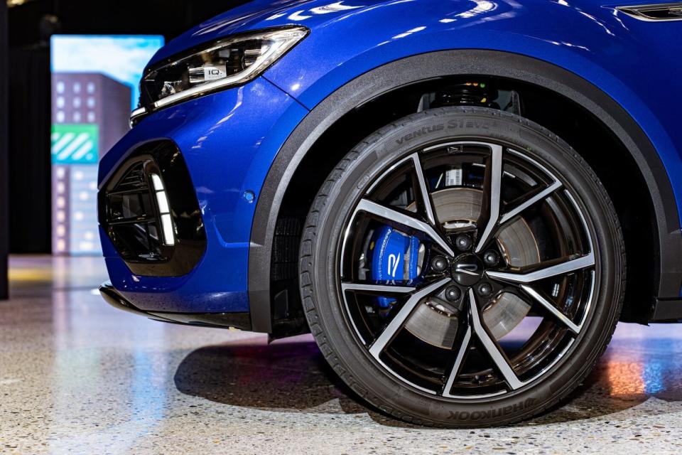 19吋Y字五輻Estoril輪圈與藍色煞車卡鉗皆為R專屬配置。