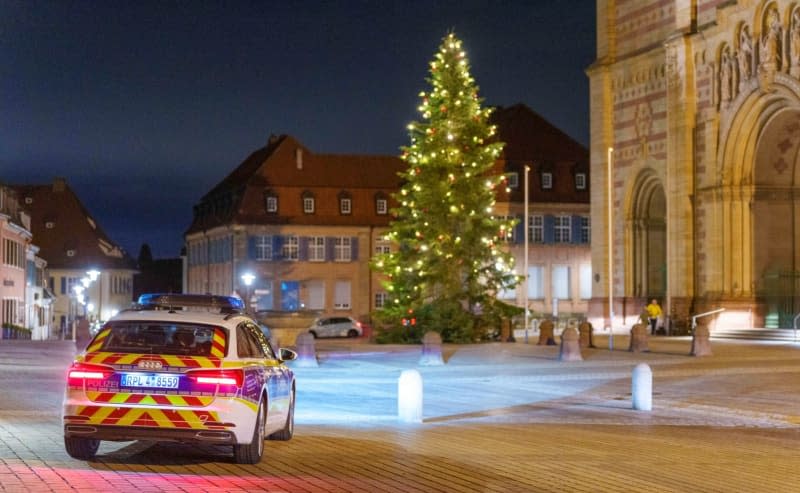 A police car is parked in front of Speyer Cathedral during a Christmas mass. Andreas Arnold/dpa