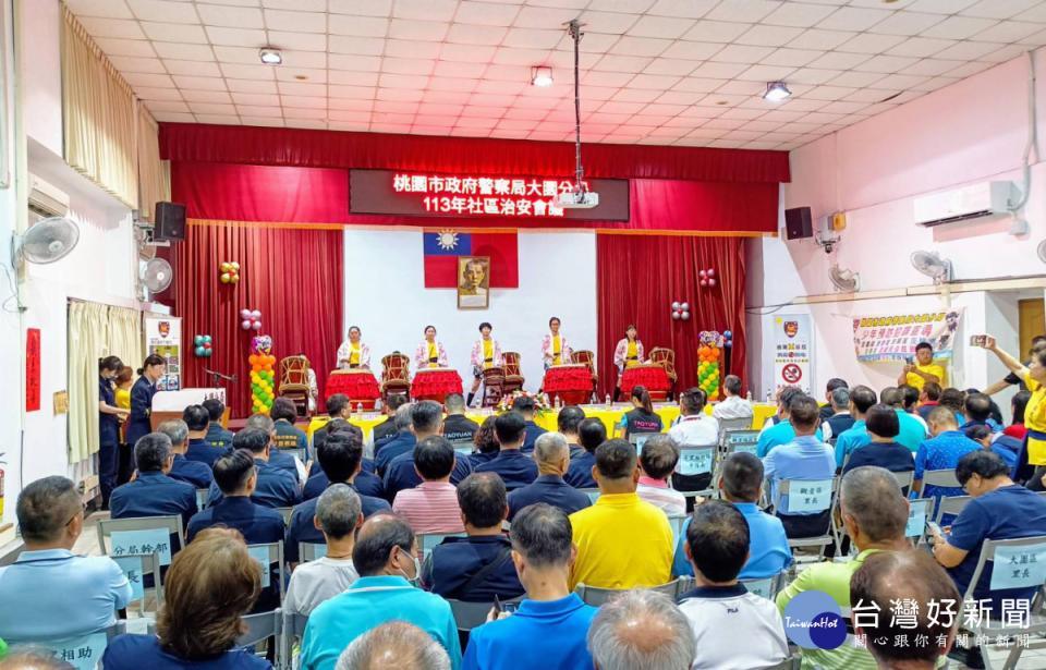 大園社區發展協會祥和鼓隊透過「祥和太鼓」開場，精彩表演獲得滿堂喝采。