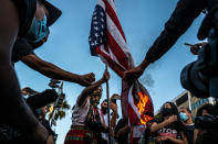 Demonstranten der Bewegung "Black Lives Matter" marschieren aus Protest gegen den gewaltsamen Tod des Afroamerikaners George Floyd durch die Innenstadt von LA. Die Demonstranten forderten die Festnahme des Polizeibeamten, der Floyd brutal festgenommen hatte. Foto: Jason Ryan / ZUMA Wire / dpa