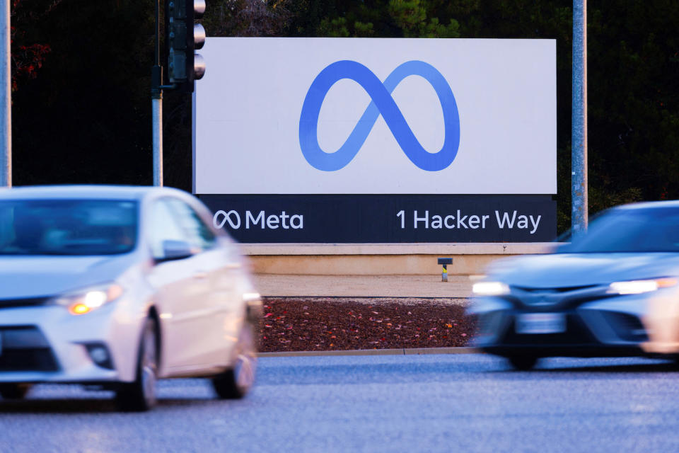 Morning commute traffic streams past the Meta sign outside the headquarters of Facebook parent company Meta Platforms Inc in Mountain View, California, U.S. November 9, 2022.  REUTERS/Peter DaSilva