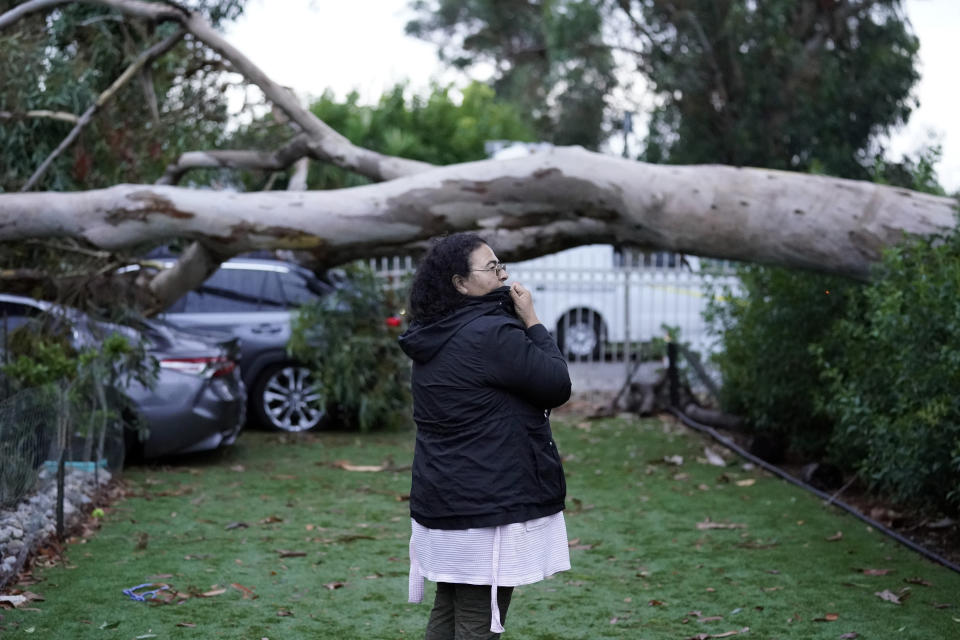 Una mujer observa los daños que dejó la tormenta tropical Hilary, el 21 de agosto de 2023, en Sun Valley, California. (Foto AP/Marcio Jose Sanchez)