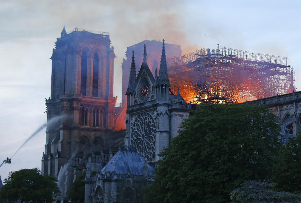 El fuego devora la catedral de Notre Dame de París