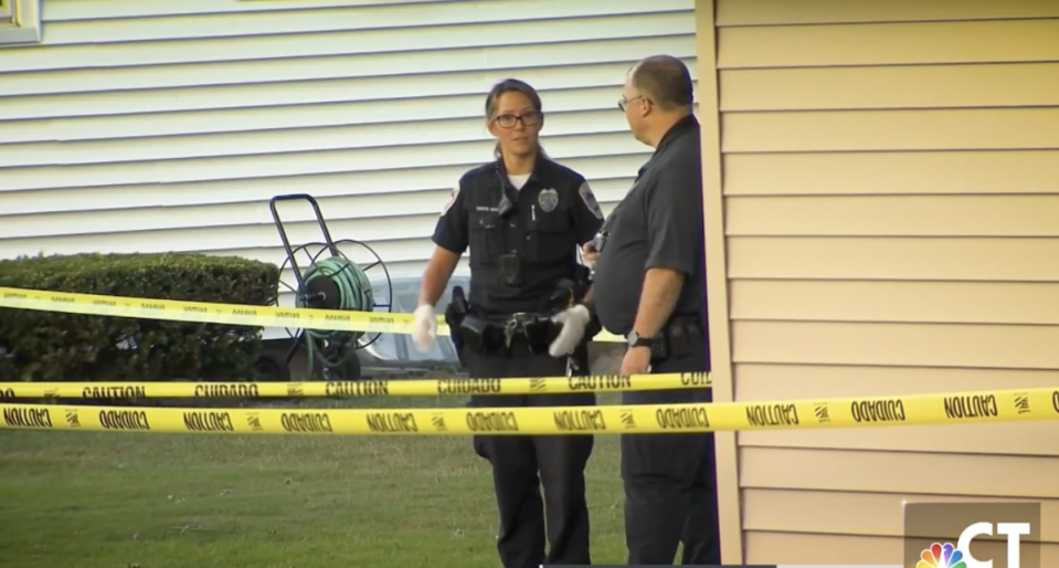 Policía frente a una casa de Danbury donde una madre y tres niños murieron en lo que la policía dice que fue un asesinato-suicidio (NBC Connecticut)