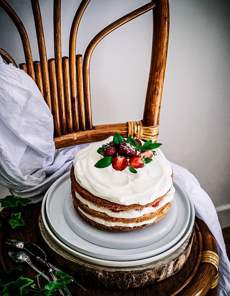 Sponge cake, chantilly au basilic, fraises