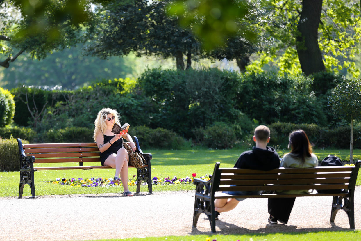 LONDON, UNITED KINGDOM - 2022/04/16: People enjoy the warm and sunny bank holiday in Clissold Park in London. (Photo by Steve Taylor/SOPA Images/LightRocket via Getty Images)