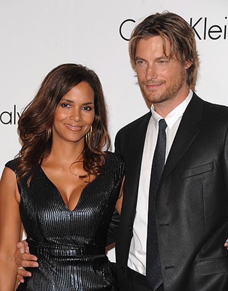 Sr. Berry. La actriz Halle Berry junto a su pareja, Gabriel Aubry, otros invitados especiales del festejo de Calvin Klein. 