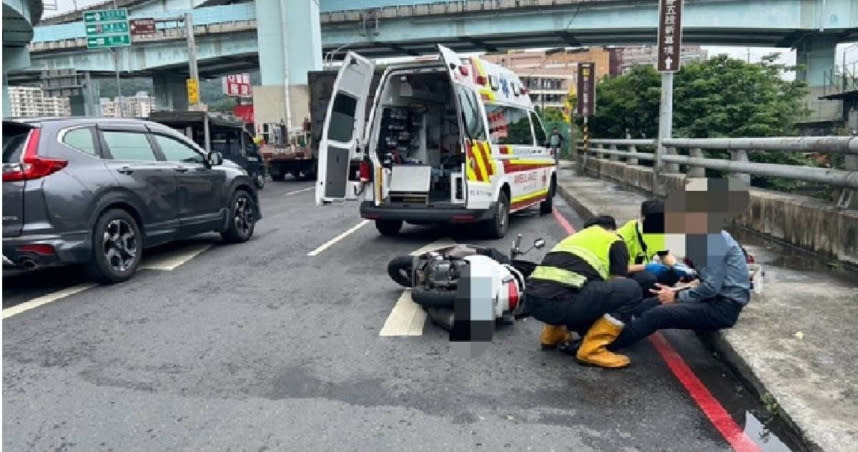 五股區發生離奇車禍，騎士騎車被路旁竄出的小狗撞擊，導致騎士摔車，造成右手和右腳擦挫傷，所幸並無大礙。（圖／翻攝畫面）